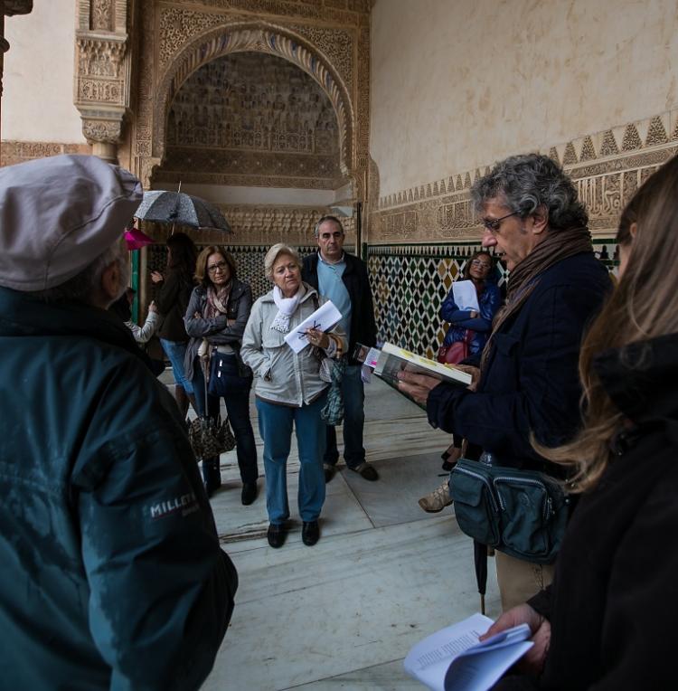 El poeta y profesor José Carlos Rosales ilustra a los visitantes. 