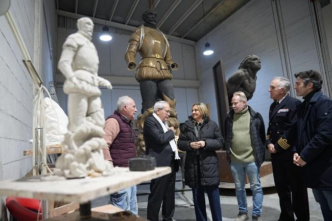 La alcaldesa, durante la visita al taller para conocer los trabajos de la estatua que se dedicará a Álvaro de Bazán.