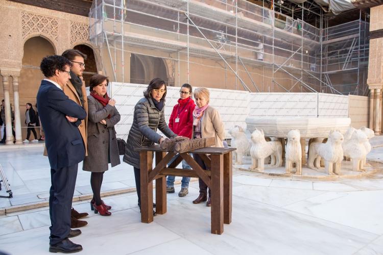 La consejera de Cultura, en la visita a las obras en el Patio de los Leones.