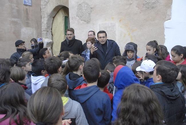 El alcalde de Granada con los alumnos y alumnas del Colegio Gómez Moreno que han visitado el Arco de las Pesas en el marco de un programa para concienciar sobre la conservación del patrimonio.