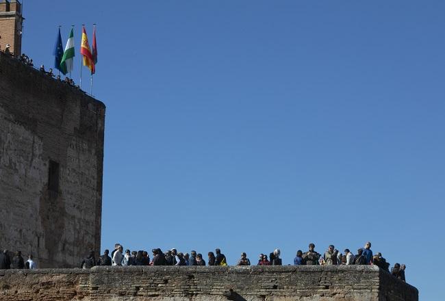 Imagen del monumento con visitantes. 