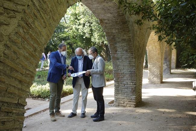 Miguel Ángel Fernández Madrid con el arquitecto municipal y el jefe del servicio de Arquitectura. 