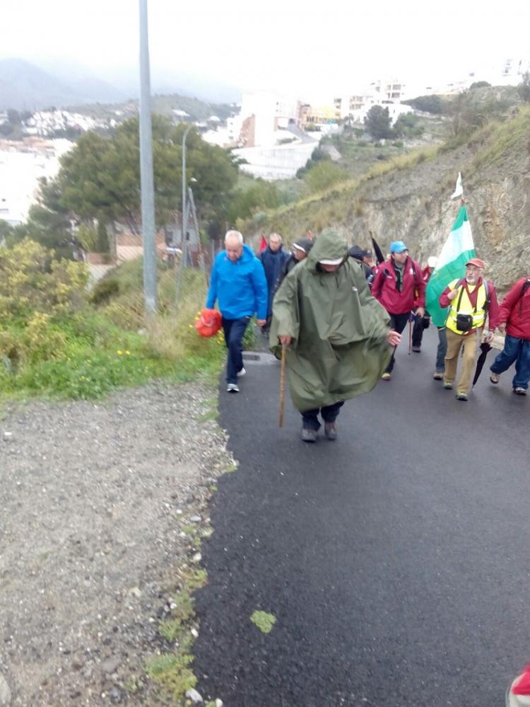 La marcha en recuerdo de la Desbandá a su paso por Almuñécar.