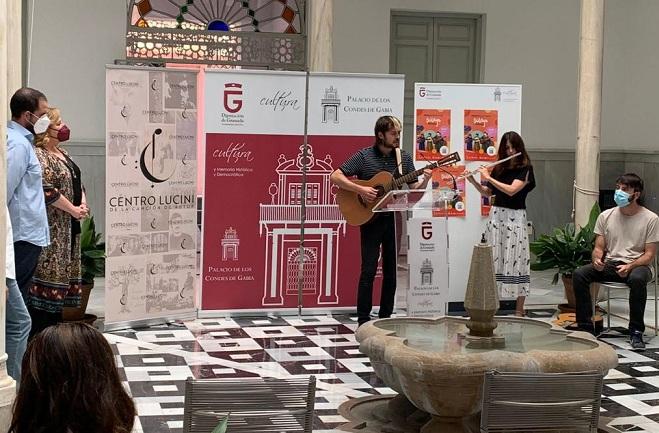 Actuación musical durante la presentación del festival.