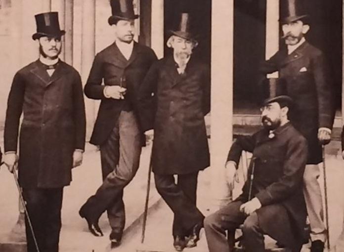 José Zorrilla, fotografiado junto a a sus amigos en la Alhambra cuando visitó Granada para su coronación como poeta nacional.