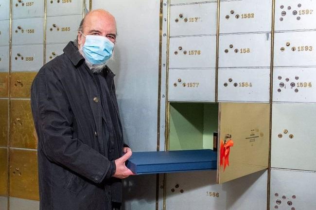 El poeta chileno Raúl Zurita deposita, en imagen de archivo, en la Caja de las Letras como legado un facsímil con los primeros poemas de “La Vida Nueva”, uno de sus libros más destacados.