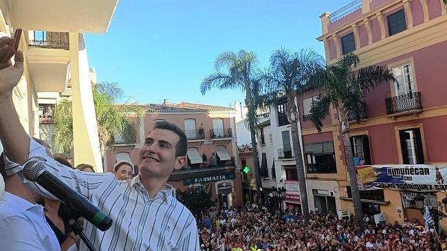 Carlos Rodríguez se hace un selfie desde el balcón municipal.