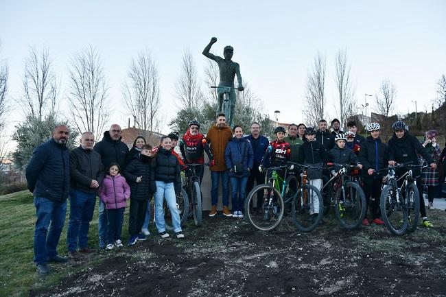 Inauguración de la estatua dedicada a David Valero en Baza. 