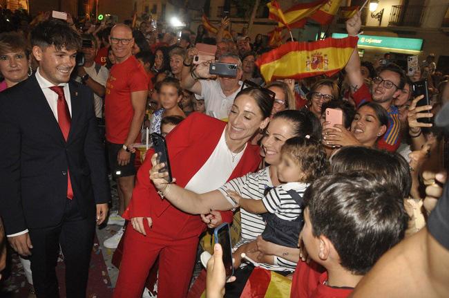 Esther González se hace fotos con el público que la esperaba en el Ayuntamiento de Huéscar.