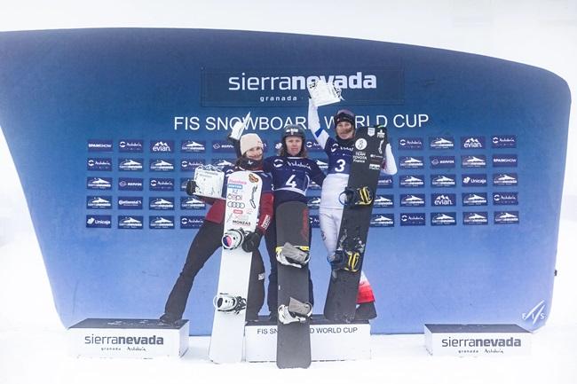 El podio femenino coronado por Charlotte Bankes; Eva Adamczykova,segunda y Chloe Trespeuch, tercera.