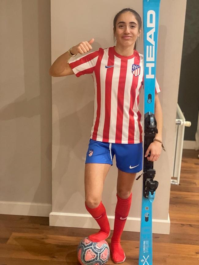 Inés Fernández, con la camiseta del Atlético de Madrid y un esquí.