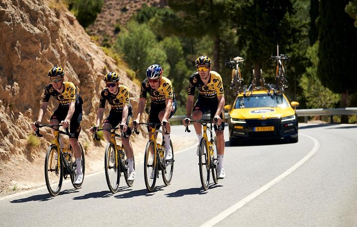 Miembros del equipo Jumbo Visma, en la carretera de Sierra Nevada. 