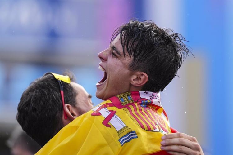 María Pérez y Álvaro Martín celebran la victoria en París, en 20 kilómetros marcha de relevos mixto.