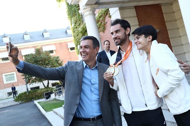 Pedro Sánchez se toma una foto con María Pérez y Álvaro Martín.