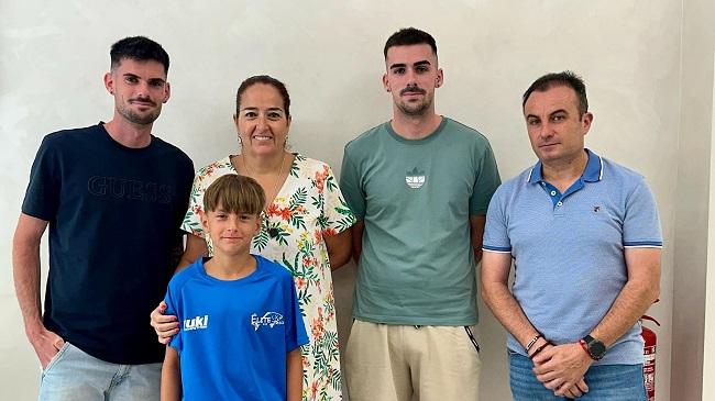 La alcaldesa con el joven deportista.