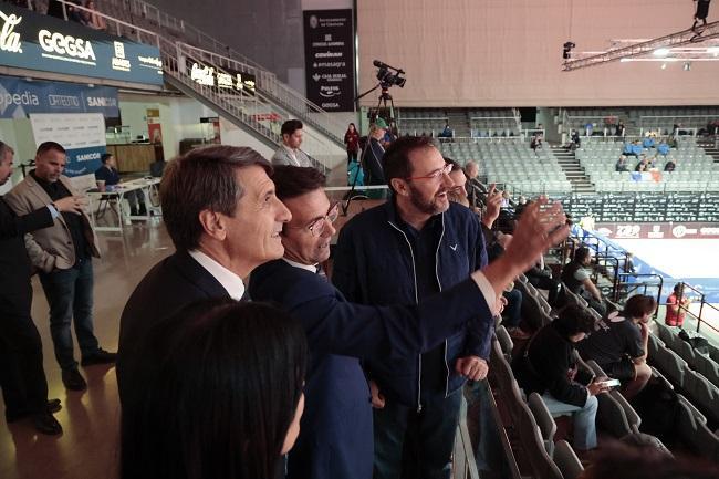 Visita de autoridades el pasado noviembre al Palacio de Deportes, que acogería el evento.