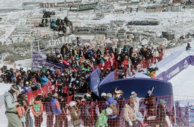 Animación durante la Copa del Mundo, con la urbanización de Pradollano nevada al fondo. 