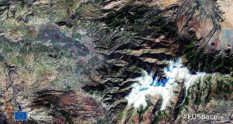 Imagen de Granada desde el espacio, con Sierra Nevada cubierta de nieve.