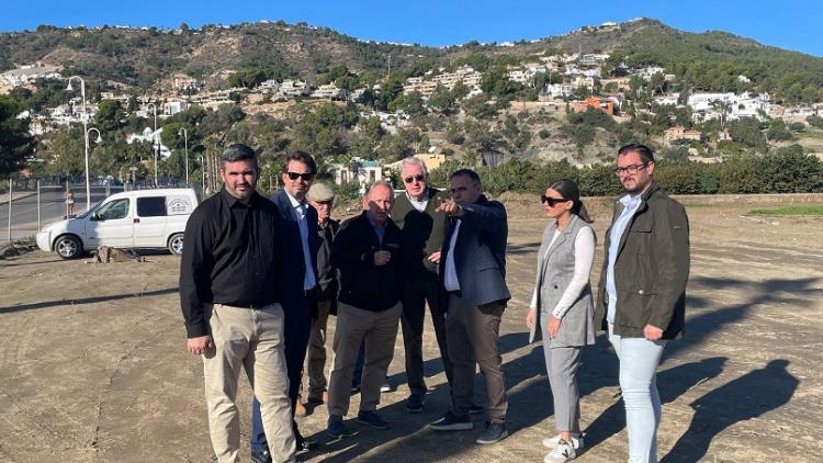 Acto de inicio de los trabajos en la parcela del hotel, en primera línea de playa junto al río Jate. 