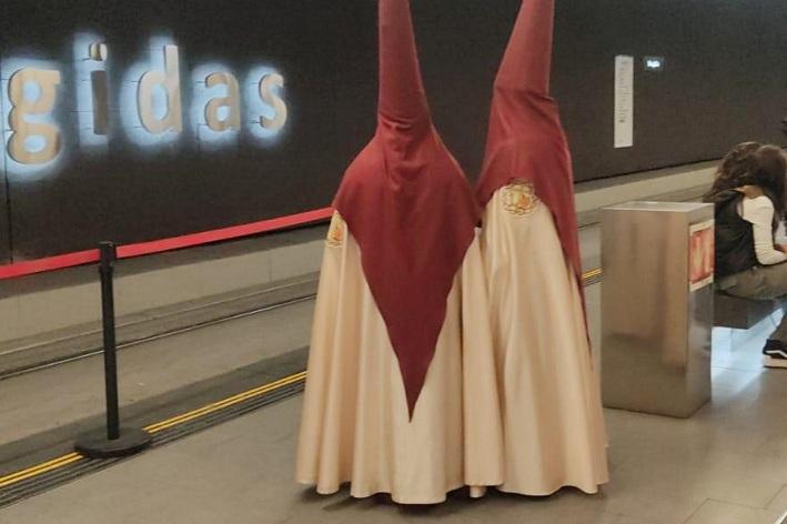 Penitentes en la estación de Recogidas. 