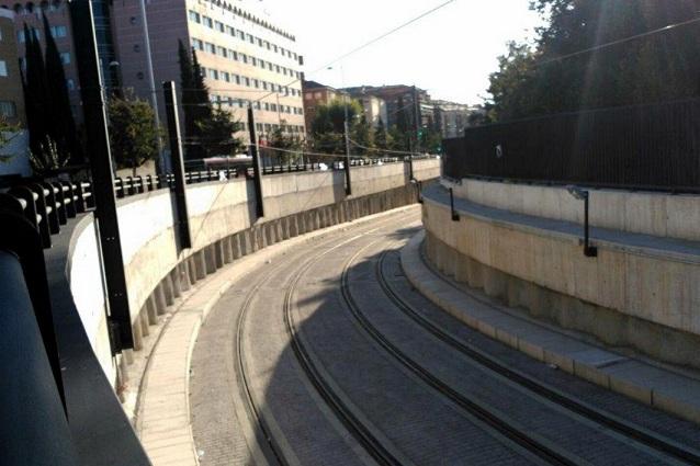 Catenaria del Metro en uno de los pasos inferiores.