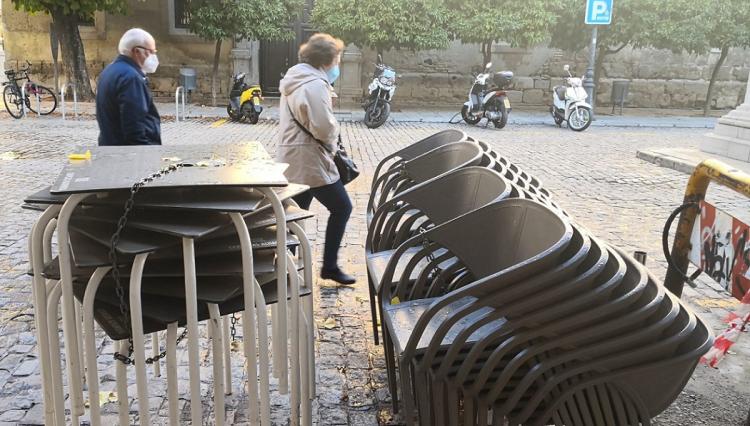 Sillas y mesas apiladas de un negocio hostelero de la capital. 