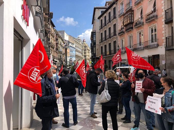 Concentración frente a la tienda H&M de Reyes Católicos. 