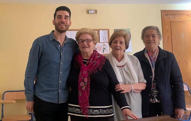 El investigador Francisco García Moreno, con personas mayores que han participado en el estudio.