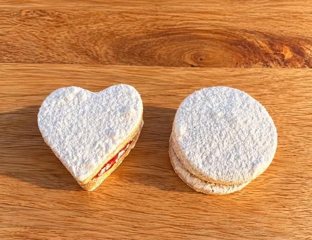 El dulce lo forman dos piezas: la Perla de Boabdil y el Corazón de Aixa.