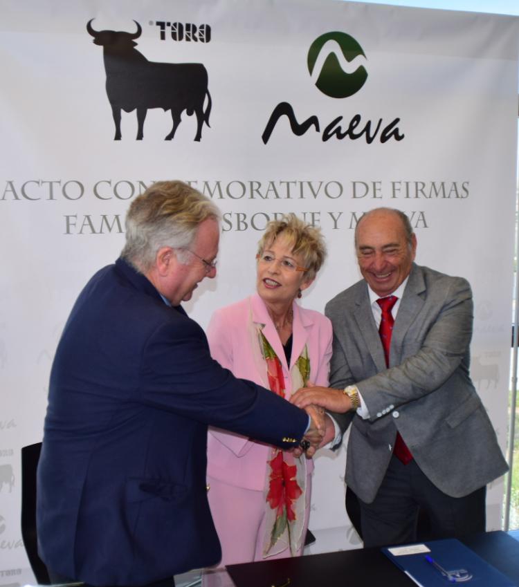 Juan Torres (derecha), Elena Víboras y el directivo de Osborne celebran el acuerdo.