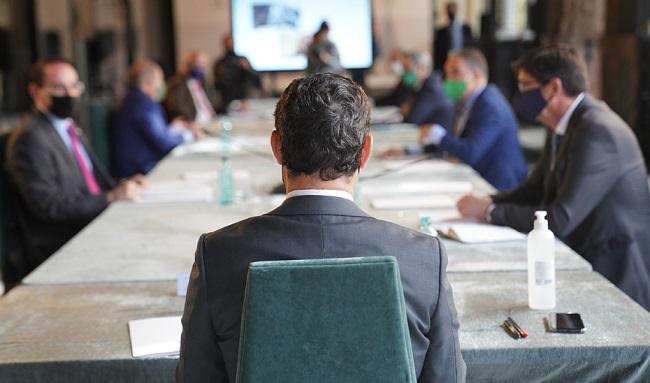 Juan Manuel Moreno, este jueves, en su reunión con los empresarios.