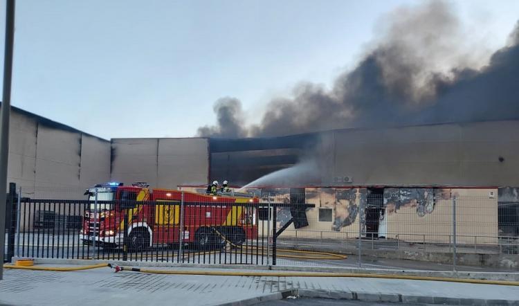 Labores de extinción del fuego en las naves de la empresa. 