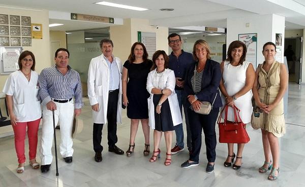 Carmen Crespo, acompañada por cargos del PP granadino, en su visita al Hospital de Motril.