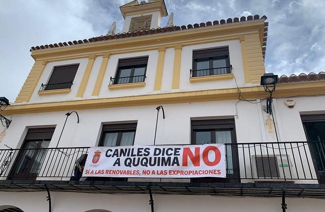 Pancarta contra las expropiaciones de la planta solar Ququima en el Ayuntamiento de Caniles. 