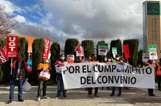 Protesta frente a la sede del 061 en Granada. 