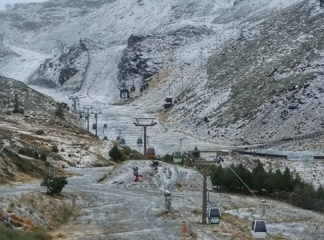 Los primeros copos de nieve llegaron al inicio de las pistas en Pradollano