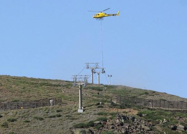 Imagen del helicóptero durante la instalación de los nuevos elementos del telesilla Jara.