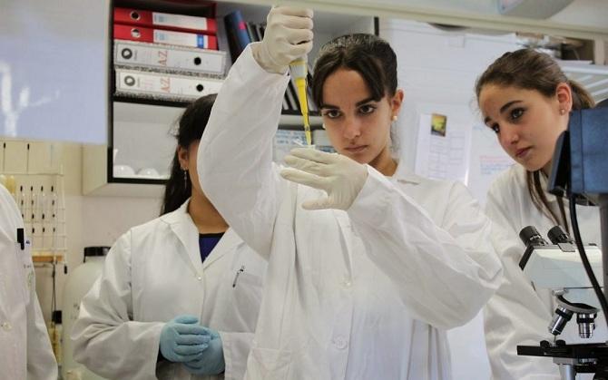 Jóvenes experimentan en un laboratorio.