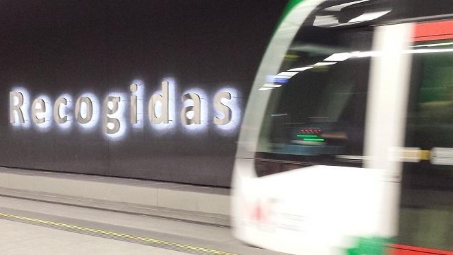 Metro a su paso por la estación de Recogidas.