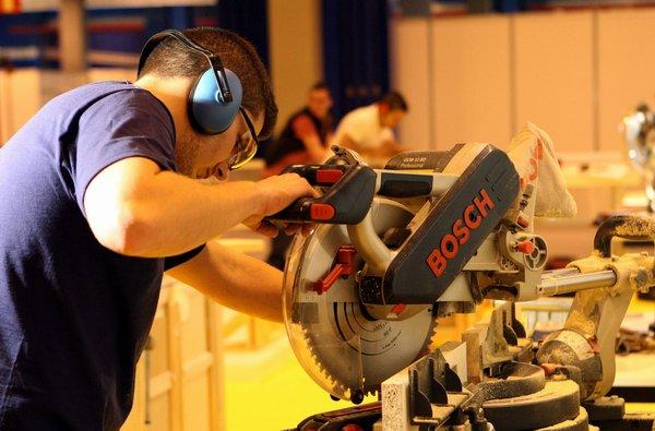 Un empleado realiza trabajos de carpintería Un empleado realiza trabajos de carpintería.