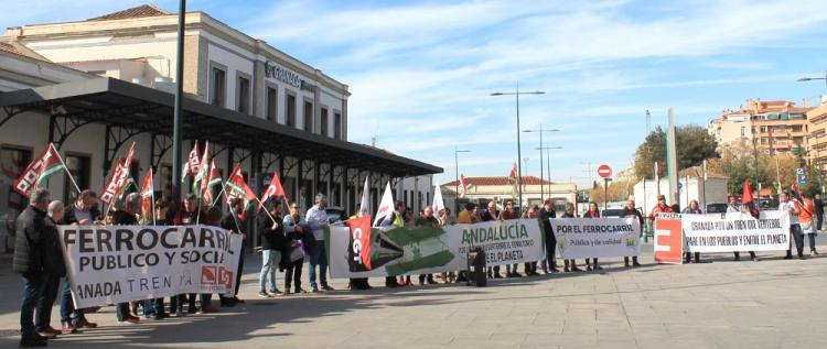 Concentración de la plataforma andaluza junto a la estación granadina.