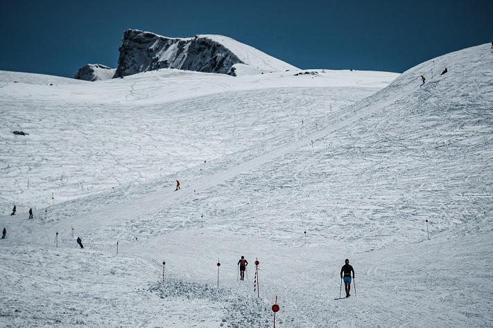 Los atletas se mezclan con los esquiadores en las inmediaciones del Veleta. 