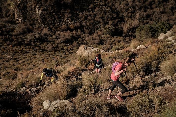 Participantes, por una de las veredas en duro ascenso hacia Pradollano.