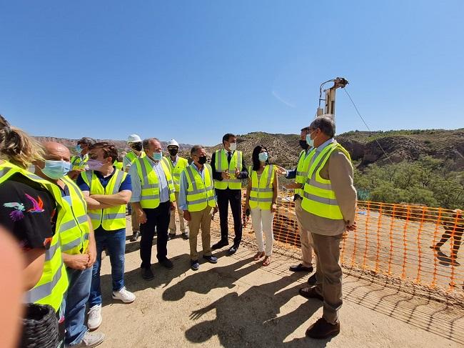 El delegado del Gobierno en su visita al Negratín, con alcaldes de la zona, la subdelegada y técnicos de la CHG.