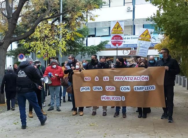 Protesta ante el claustro contra la privatización de servicios en la UGR.