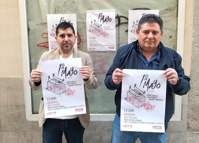 Daniel Mesa (izqda.) y Luis Miguel Gutiérrez muestran el cartel del 1º de Mayo. 