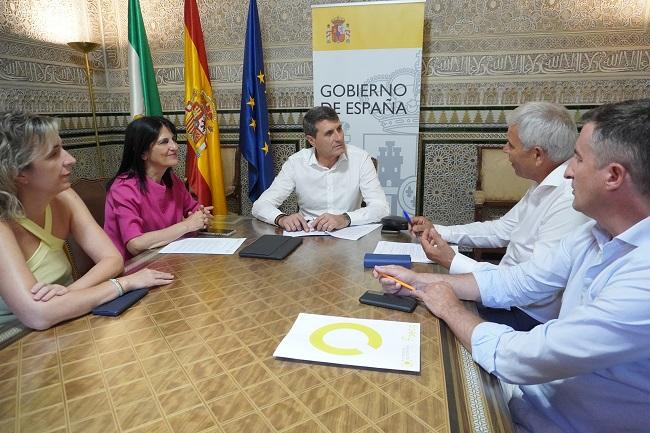 Pedro Fernández, con la subdelegada en Granada, en su reunión con los representantes de Cooperativas Agroalimentarias.