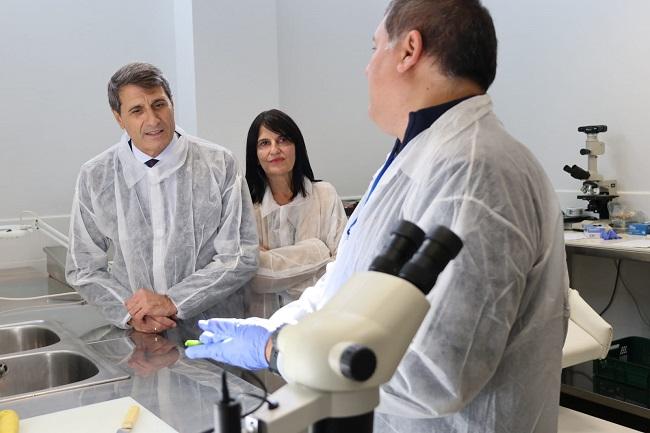 Pedro Fernández, junto a Inmaculada López, en la visita a las instalaciones de Sanidad Exterior y Vegetal.