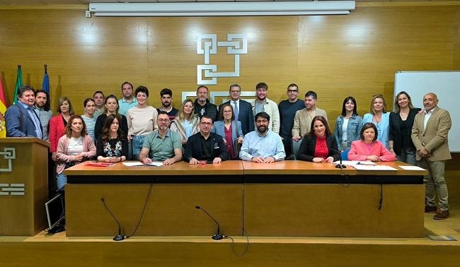 Representantes sindicales y de la patronal, este lunes tras la firma.