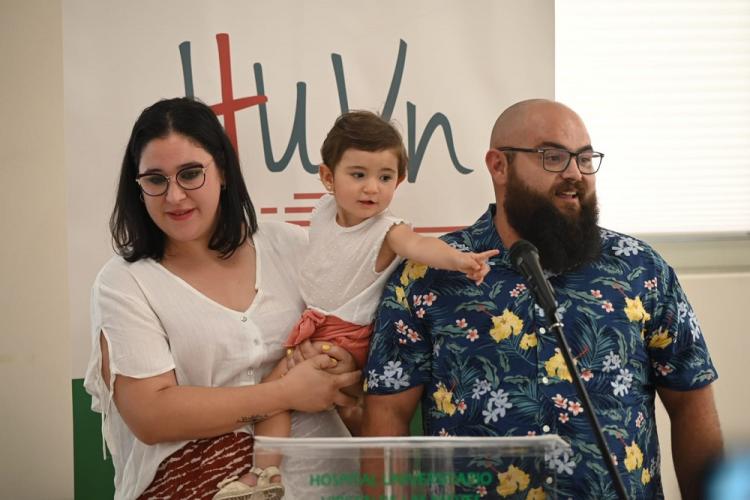 Nabila, que ahora tiene 17 meses, con sus padres, Rosana y José Luis.
